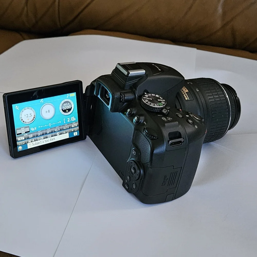 Nikon D5300 DSLR Camera 24.2MP With 18-55mm VR Lens +Charger.